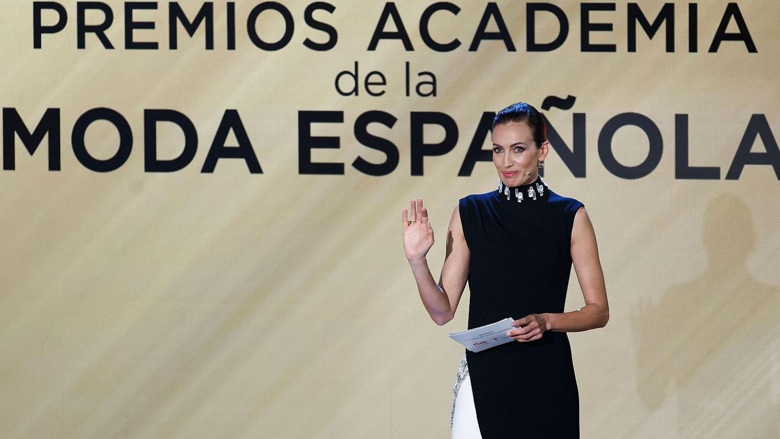Acromatyx, Oteyza y Rossy de Palma triunfan en los primeros Premios de la Moda de España | Ver
