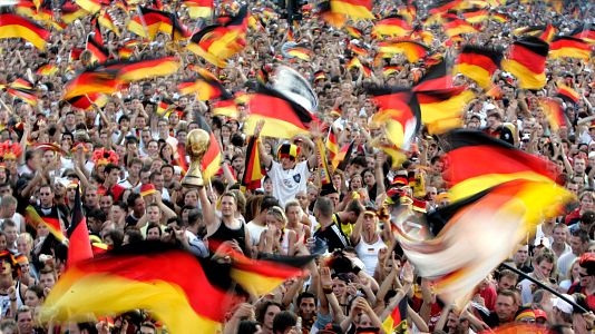 Aficionados de ftbol con banderas alemanas
