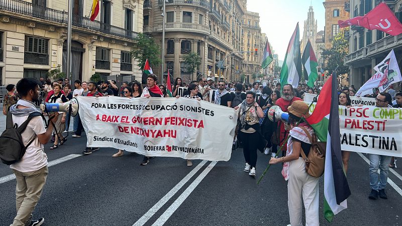 200 activistes propalestins es manifesten al centre de Barcelona