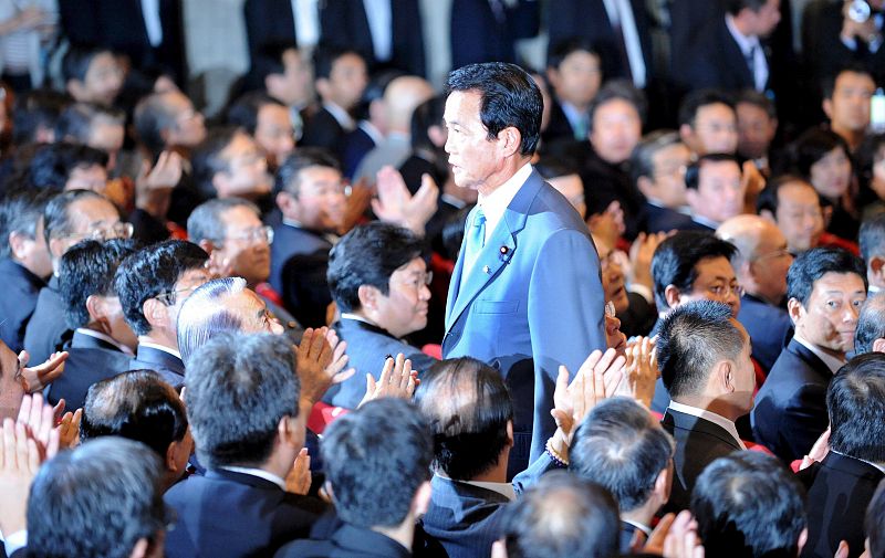 Taro Aso será elegido primer ministro de Japón tras ganar las elecciones internas de su partido