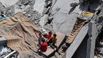 Nios palestinos entre las ruinas de un edificio en Gaza