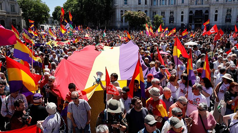 Una marcha republicana pide en Madrid el fin de la monarqua bajo el lema "diez aos bastan"