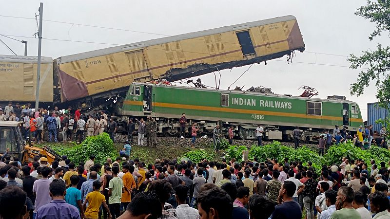 Un choque de trenes en el noreste de India deja al menos ocho muertos y 25 heridos