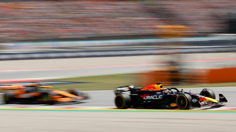 Verstappen vuelve a aguantar la persecución de Norris en Montmeló; Sainz, sexto y Alonso, 12º