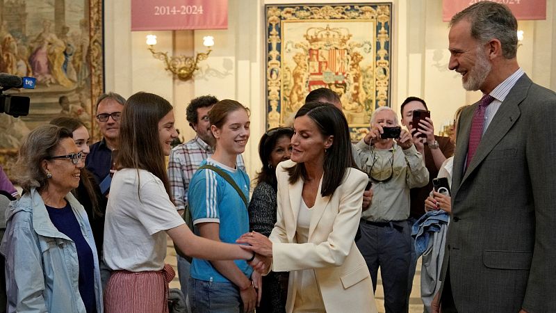 Los reyes sorprenden a turistas en el Palacio Real de Madrid tras inaugurar una exposición de fotos