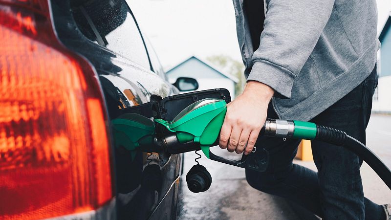 Los carburantes siguen bajando y tocan un nuevo mínimo anual a las puertas de la primera operación salida del verano