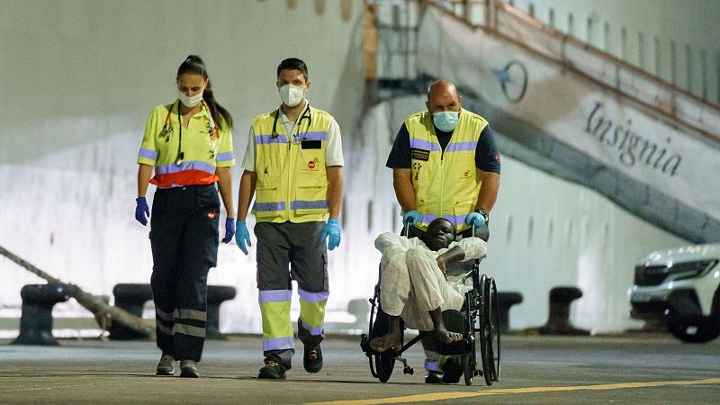 Un crucero que se dirigía a Tenerife rescata un cayuco con 67 supervivientes y cuatro cadáveres