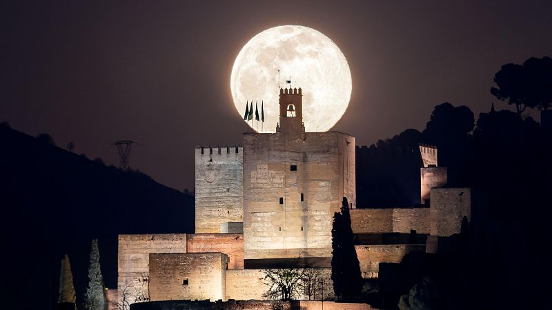 Llega la superluna de fresa de junio, ¿cuándo y cómo verla desde España?