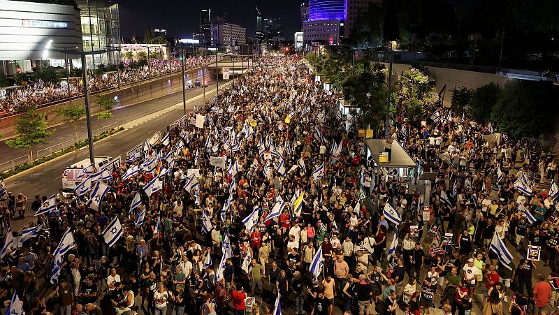 Crece la presión contra Netanyahu por su gestión de la guerra tras la manifestación más masiva en Israel