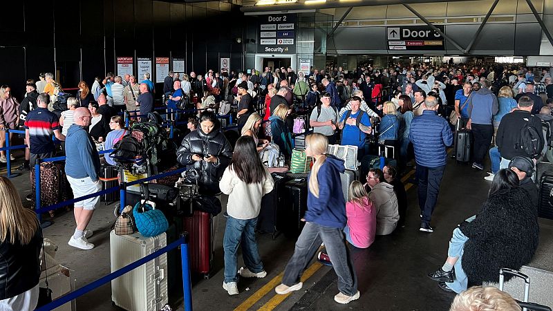 Decenas de vuelos cancelados y retrasados en el aeropuerto de Manchester por un corte eléctrico