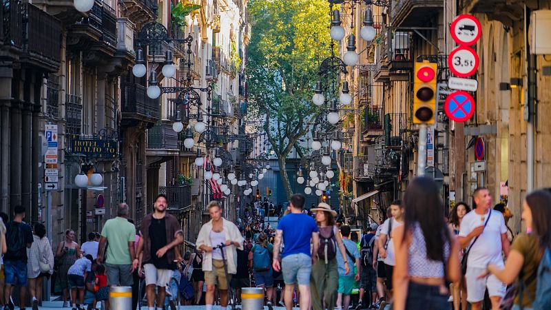 España alcanzará los 54,6 millones de habitantes en 2074, según el INE