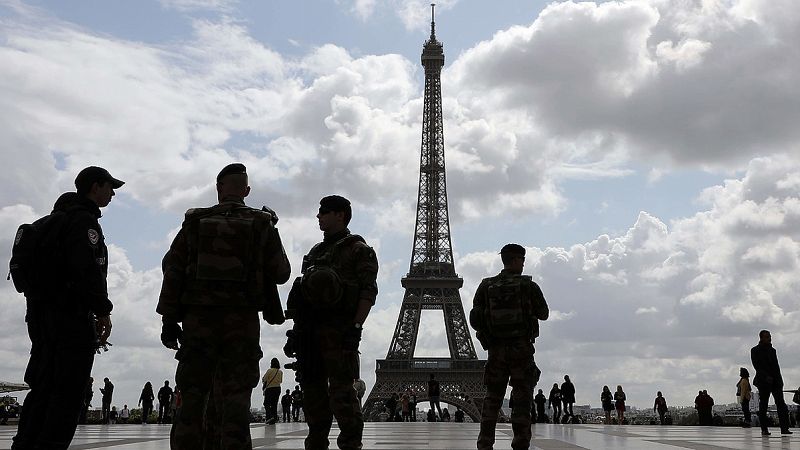 Un hombre armado con un cuchillo intenta agradir en París a un militar de la operación Sentinelle