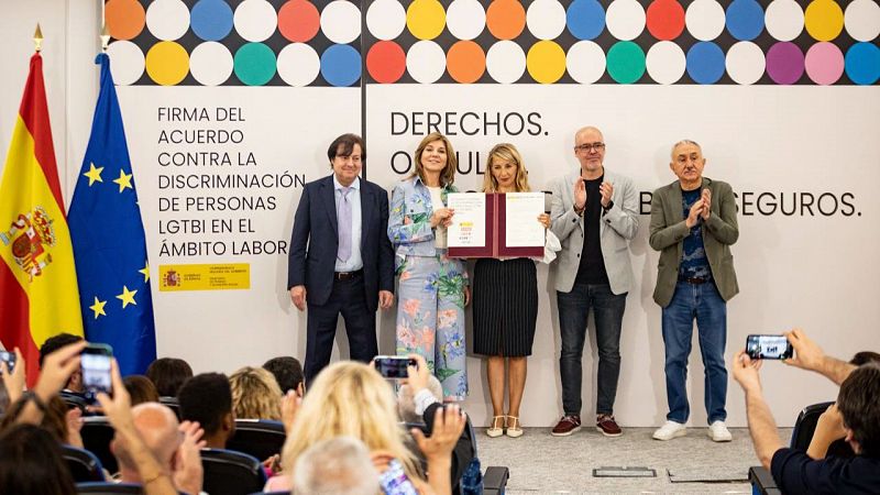 Gobierno y agentes sociales firman el acuerdo contra el acoso LGTBI en las empresas