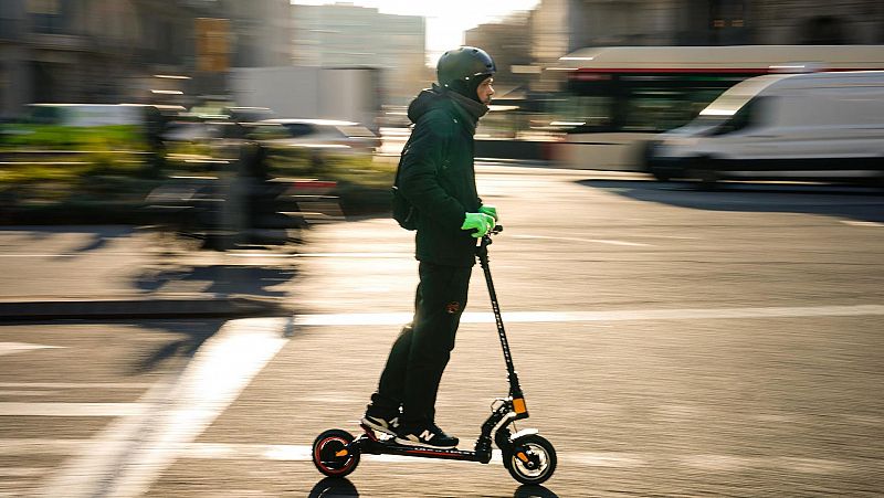 La DGT estudia obligar a usar casco y tener mínimo 16 años para ir en patinete eléctrico