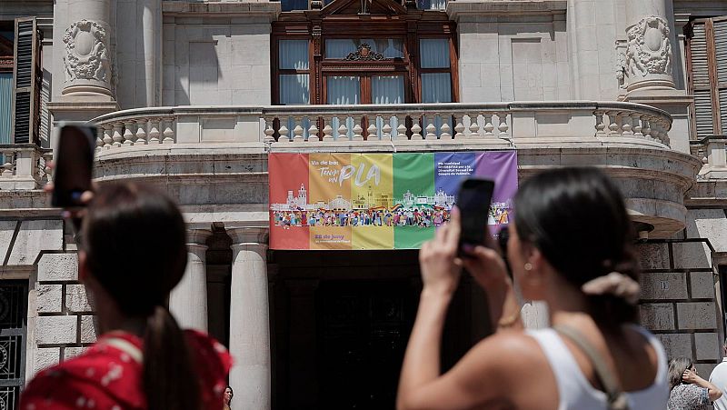 Valencia no cuelga la bandera LGTBI porque tampoco lo hace por "la ELA" e Igualdad responde que "no es una enfermedad"