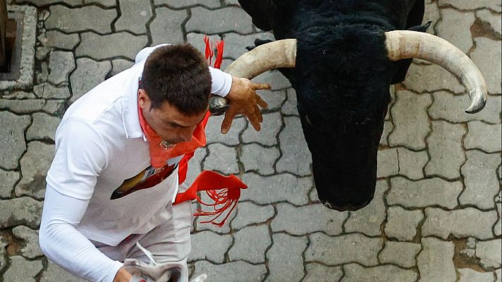 San Fermn 2024: Un mozo seguido de los veloces toros de la ganadera extremea Jandilla, el 12 de julio de 2023