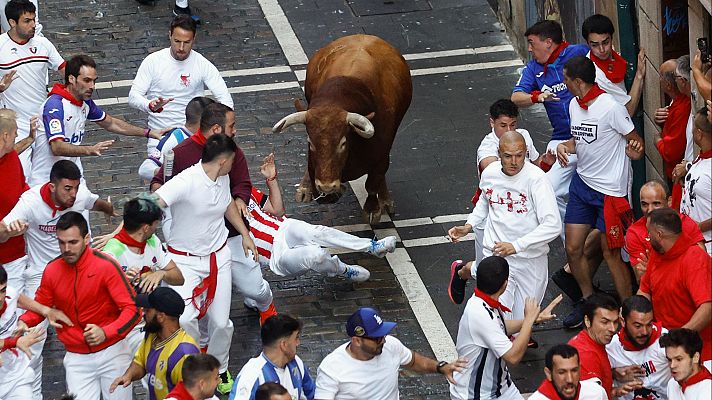 Segundo encierro de San Fermn 2024: un corredor cae mientras es perseguido por un toro de Cebada Gago