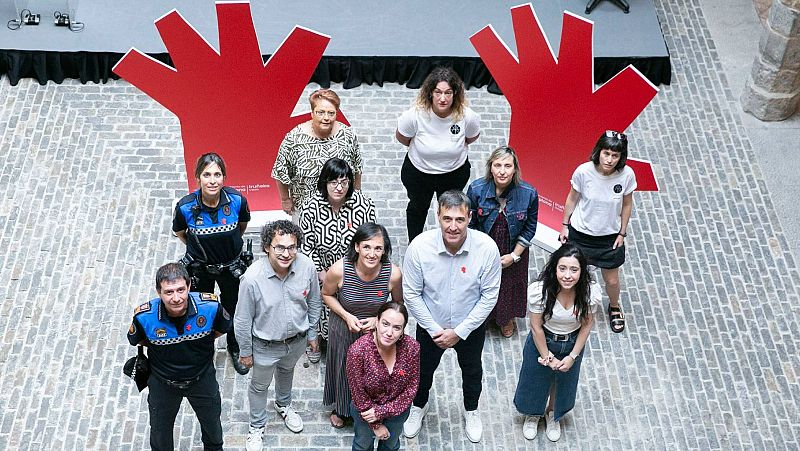 Pamplona levanta su icónica 'mano roja' en San Fermín para unas fiestas "libres de agresiones sexistas"