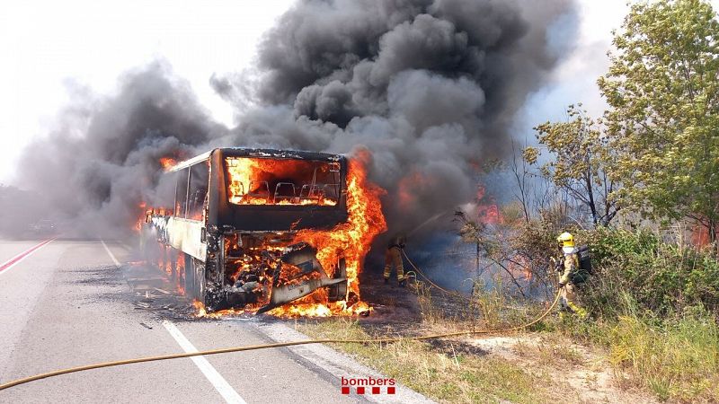 El incendio de un autobús en Tarragona obliga a evacuar un camping y afecta a los AVE entre Madrid y Barcelona