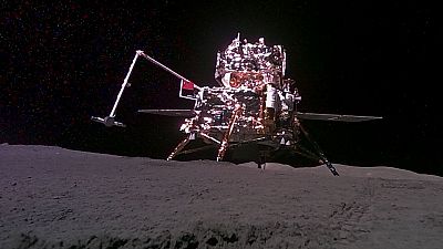 Imagen de la sonda Chang'e 6 sobre la superficie lunar.
