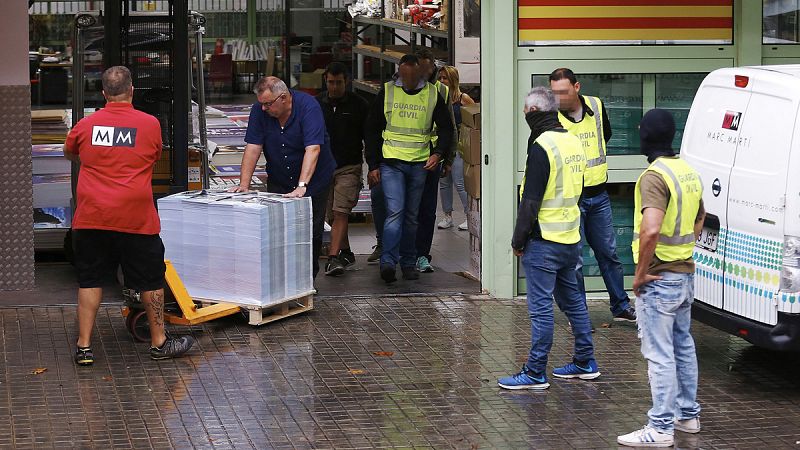 La Guardia Civil requisa más de 100.000 carteles de propaganda del referéndum del 1 de octubre