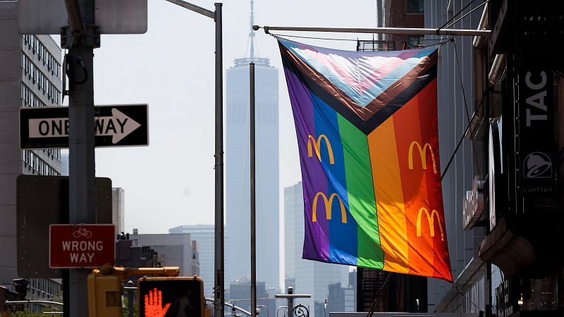 "Lavarse la cara" con la bandera arcoíris: la fina línea entre el apoyo y la instrumentalización de la lucha LGTBIQ+