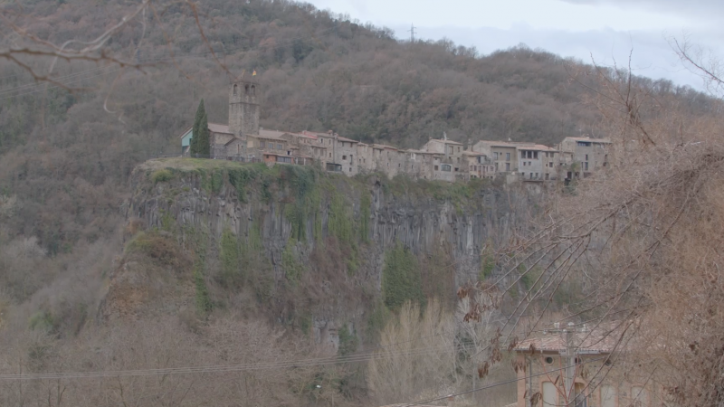 Castellfollit de la Roca, un dels pobles ms petits de Catalunya