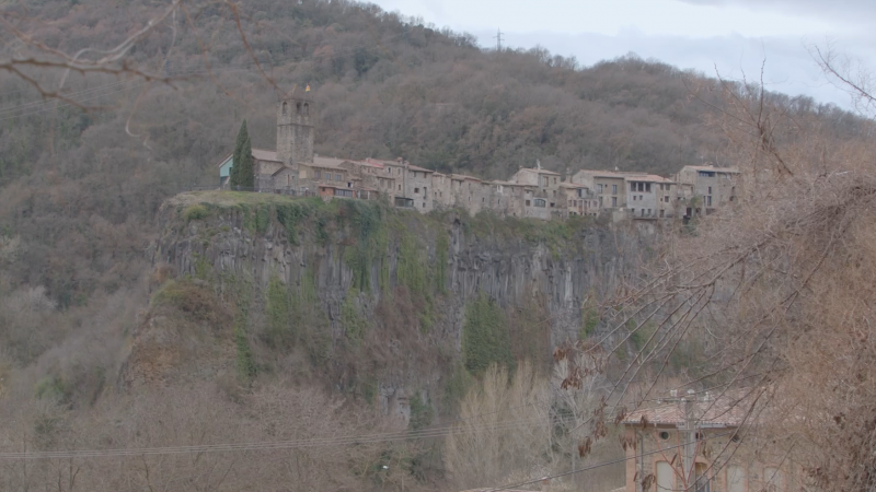 Castellfollit de la Roca, un dels pobles més petits de Catalunya