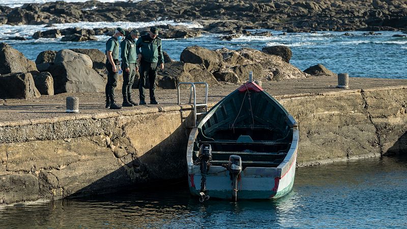 Rescatan a ocho personas migrantes en aguas de Benidorm y se suspende la búsqueda de otras tres desaparecidas