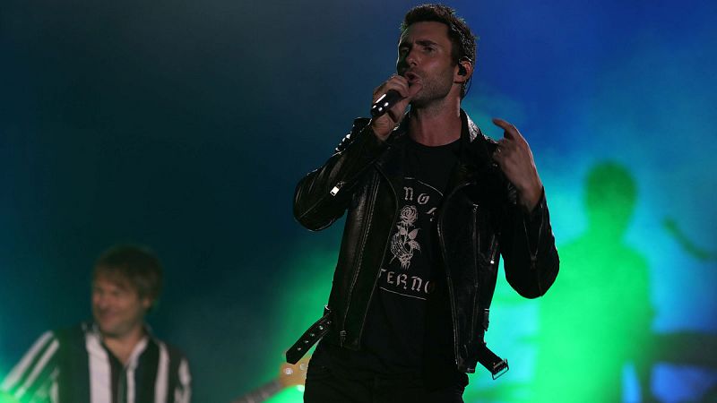 Maroon 5 cumple satisfactoriamente la difícil misión de sustituir a Lady Gaga