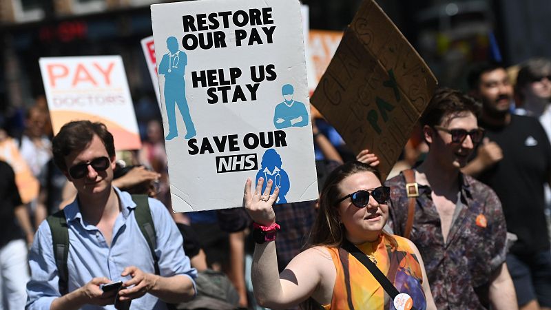 La sonrisa rota de los pacientes y los trabajadores del sistema de salud británico