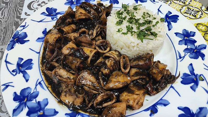 Receta de calamares en su tinta con arroz blanco, con mucho sabor