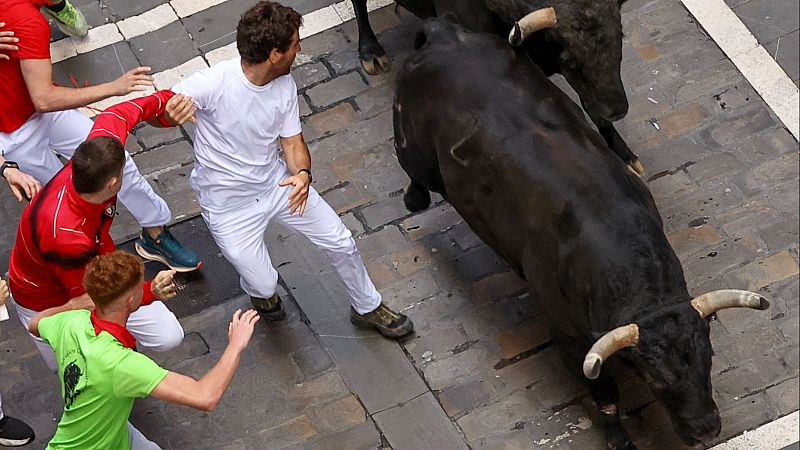 Resumen y vdeo completo del sexto encierro de San Fermn 2024: tres heridos, uno por asta de toro
