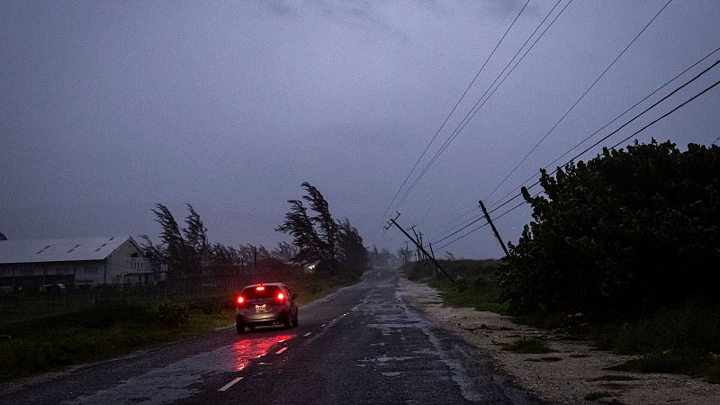 El huracán Beryl se dirige hacia las Islas Caimán y México tras azotar Jamaica y deja al menos 10 muertos