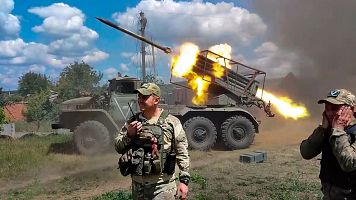 Soldados rusos disparan un lanzacohetes mltiple autopropulsado BM-21 "Grad" de 122 mm en un lugar no revelado de Ucrania