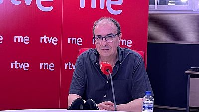El periodista Esteban Hernández presenta su último libro, 'El corazón del presente'
