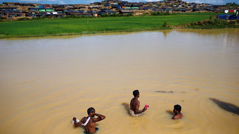 Bangladesh prohíbe alquilar casas o acoger a los refugiados rohinyás y restringe sus movimientos
