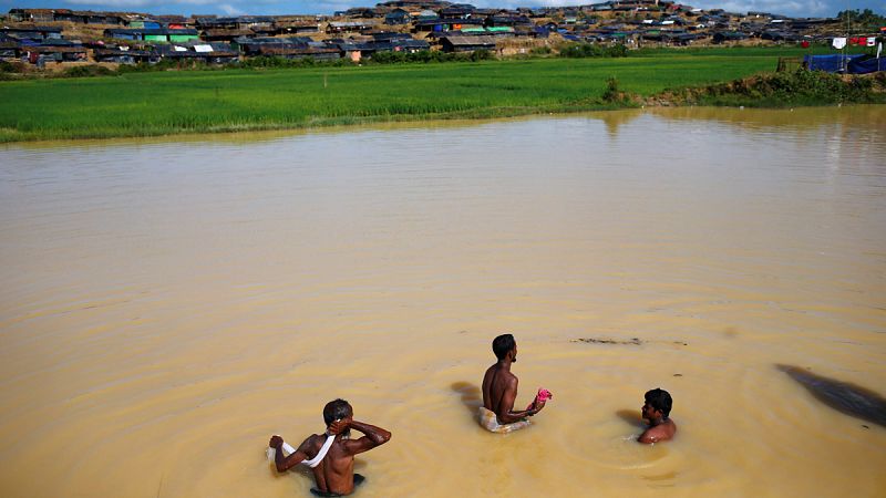 Bangladesh prohíbe alquilar casas o acoger a los refugiados rohinyás y restringe sus movimientos