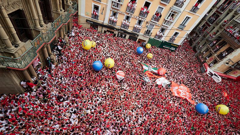 Pamplona da la bienvenida a los Sanfermines 2024 con un chupinazo multitudinario