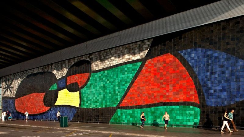 El gran mosaic de Joan Mir a l'Aeroport del Prat: el canvi que no agrada a tothom