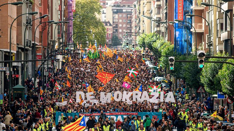 El PNV y Bildu defienden en una manifestación en Bilbao el referéndum catalán