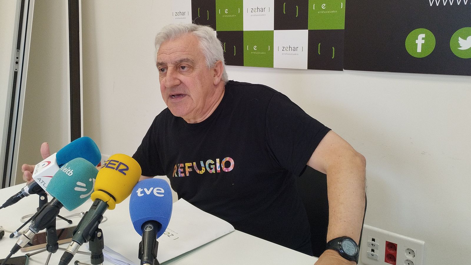 El joven saharaui retenido en el aeropuerto de Bilbao queda en libertad | Ver