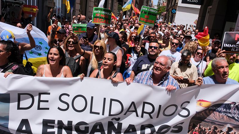 Centenares de personas se manifiestan en Canarias en contra de la inmigracin irregular