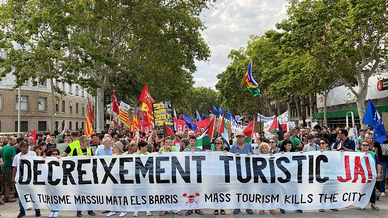 Milers de persones protesten contra el turisme massiu a les portes d'un estiu que es preveu de rcord