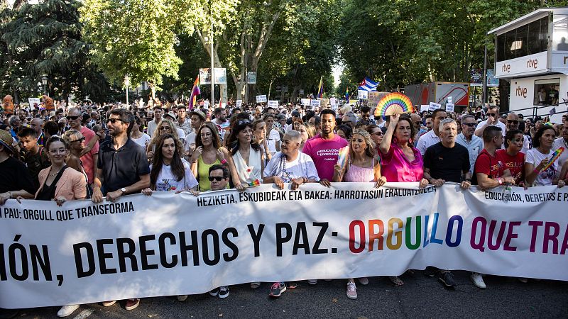 Miles de personas marchan en el Orgullo por el centro de Madrid al grito de "Mis derechos no se negocian"