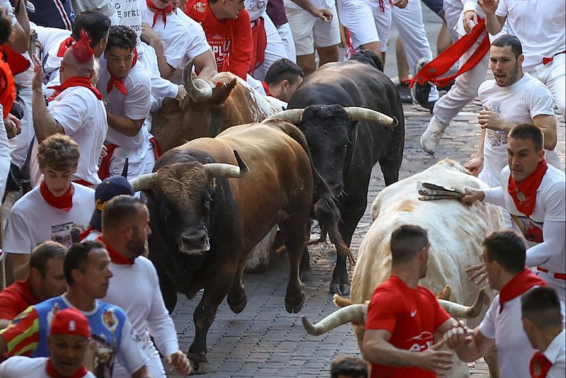 Mejores imágenes del primer encierro de San Fermín 2024: una manada dividida deja momentos de tensión en la plaza