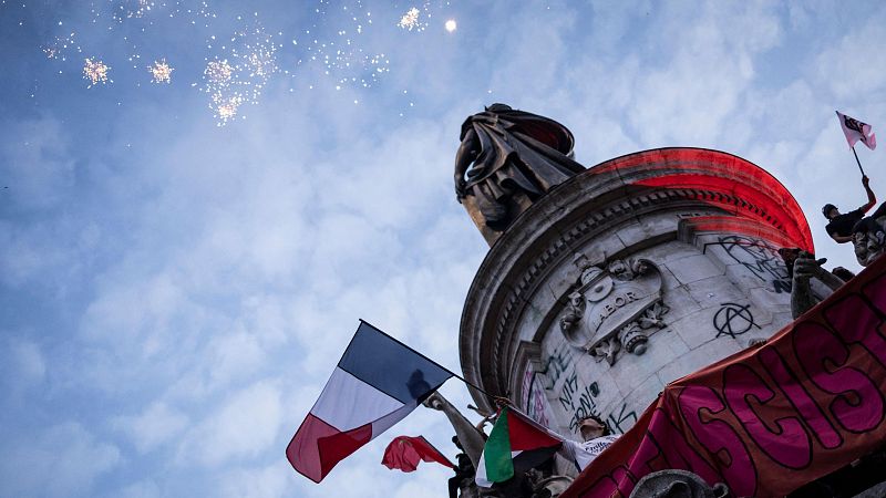 La izquierda y los macronistas se imponen a Le Pen y frenan un gobierno de ultraderecha en Francia, según los sondeos