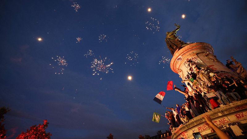 Abrazos, gritos y lágrimas: miles de personas celebran en Francia la inesperada victoria de la izquierda