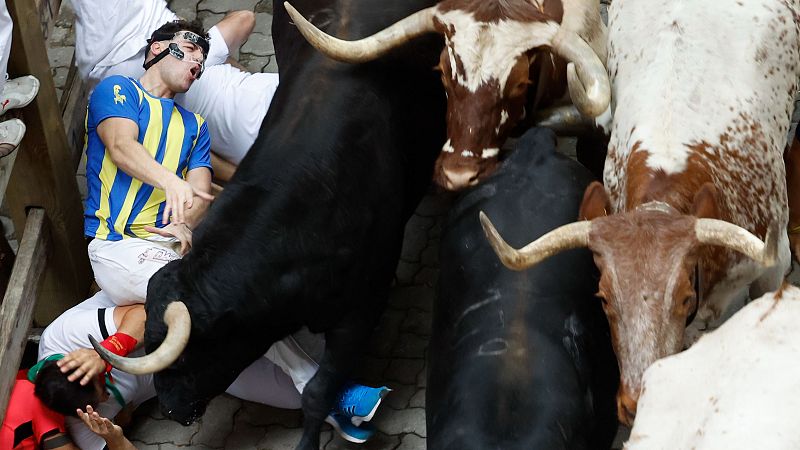 Espectacular y agitado tercer encierro de San Fermín con los toros de Victoriano del Río