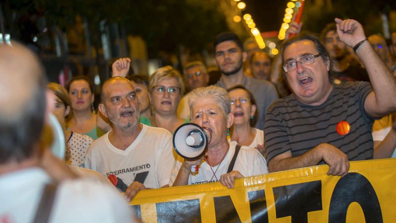 Miles de vecinos de un barrio de Murcia se manifiestan para pedir el soterramiento del AVE